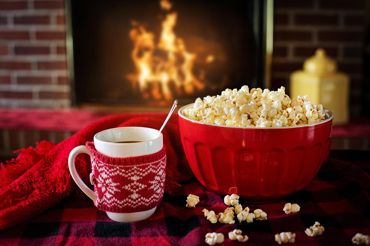 Bougies allumées créant ambiance hivernale hygge.