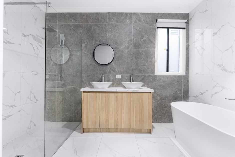 Étagères murales dans une salle de bain compacte.