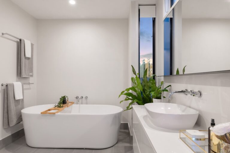 Optimiser l&rsquo;espace : astuces et idées pour aménager votre salle de bain