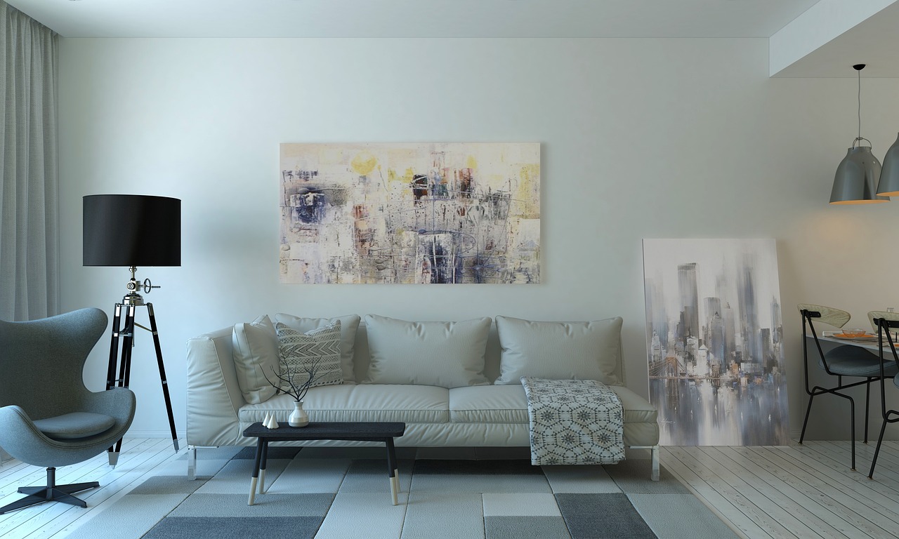Voilages blancs légers dans un salon lumineux.