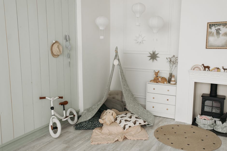 Lit en bois avec peluches dans chambre d'enfant.