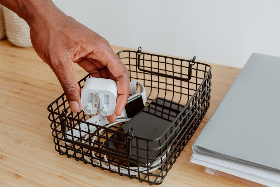 Boîte de rangement pour câbles derrière télévision.
