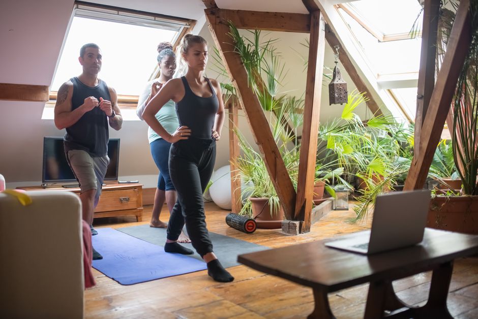 Femme faisant du yoga en plein air.